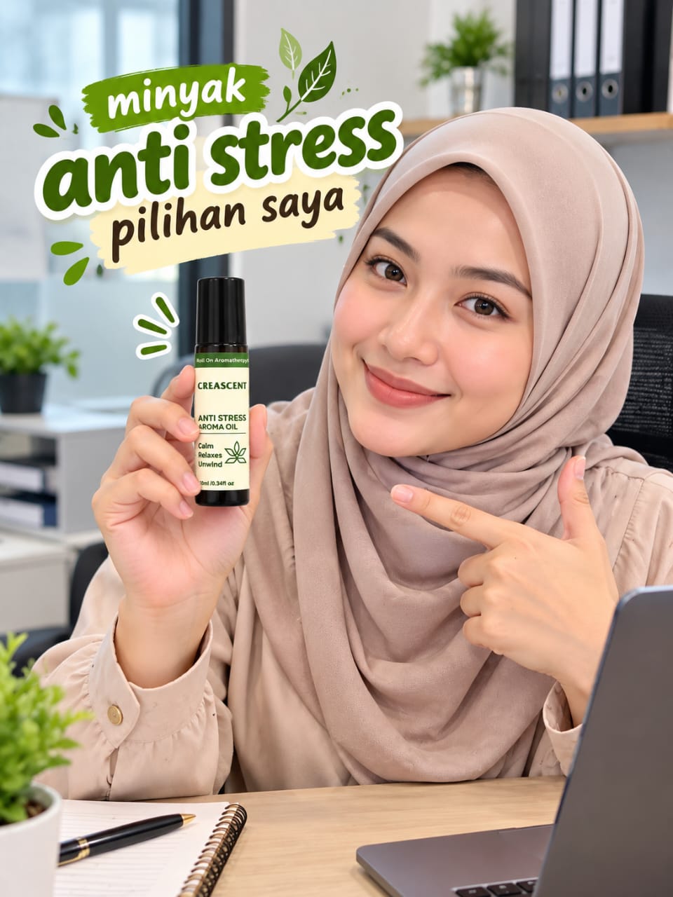 Wanita di pejabat memegang botol CREASCENT Anti Stress Aroma Oil